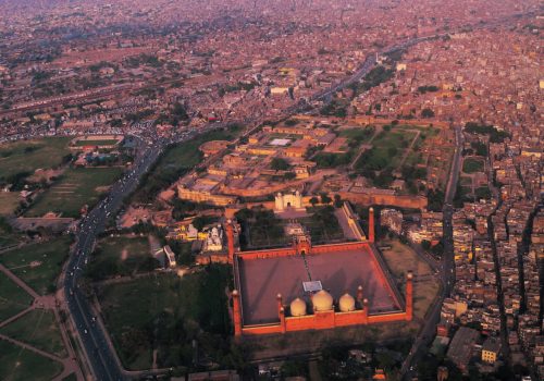 Badshahi_and_Lahore_in_the_Evening._Aerial_View